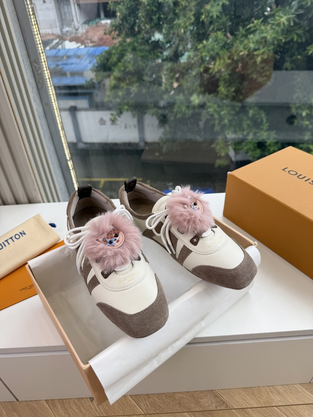 带装饰G000所见即所得2026年秀场上推出的 LV Footprint Soccer 芭蕾运动鞋是 Pharrell 带装饰G000所见即所得2026年秀场上推出的 LV Footprint Soccer 芭蕾运动鞋是 Pharrell