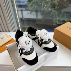 带装饰G000所见即所得2026年秀场上推出的 LV Footprint Soccer 芭蕾运动鞋是 Pharrell 带装饰G000所见即所得2026年秀场上推出的 LV Footprint Soccer 芭蕾运动鞋是 Pharrell