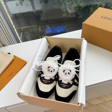 带装饰G000所见即所得2026年秀场上推出的 LV Footprint Soccer 芭蕾运动鞋是 Pharrell 带装饰G000所见即所得2026年秀场上推出的 LV Footprint Soccer 芭蕾运动鞋是 Pharrell