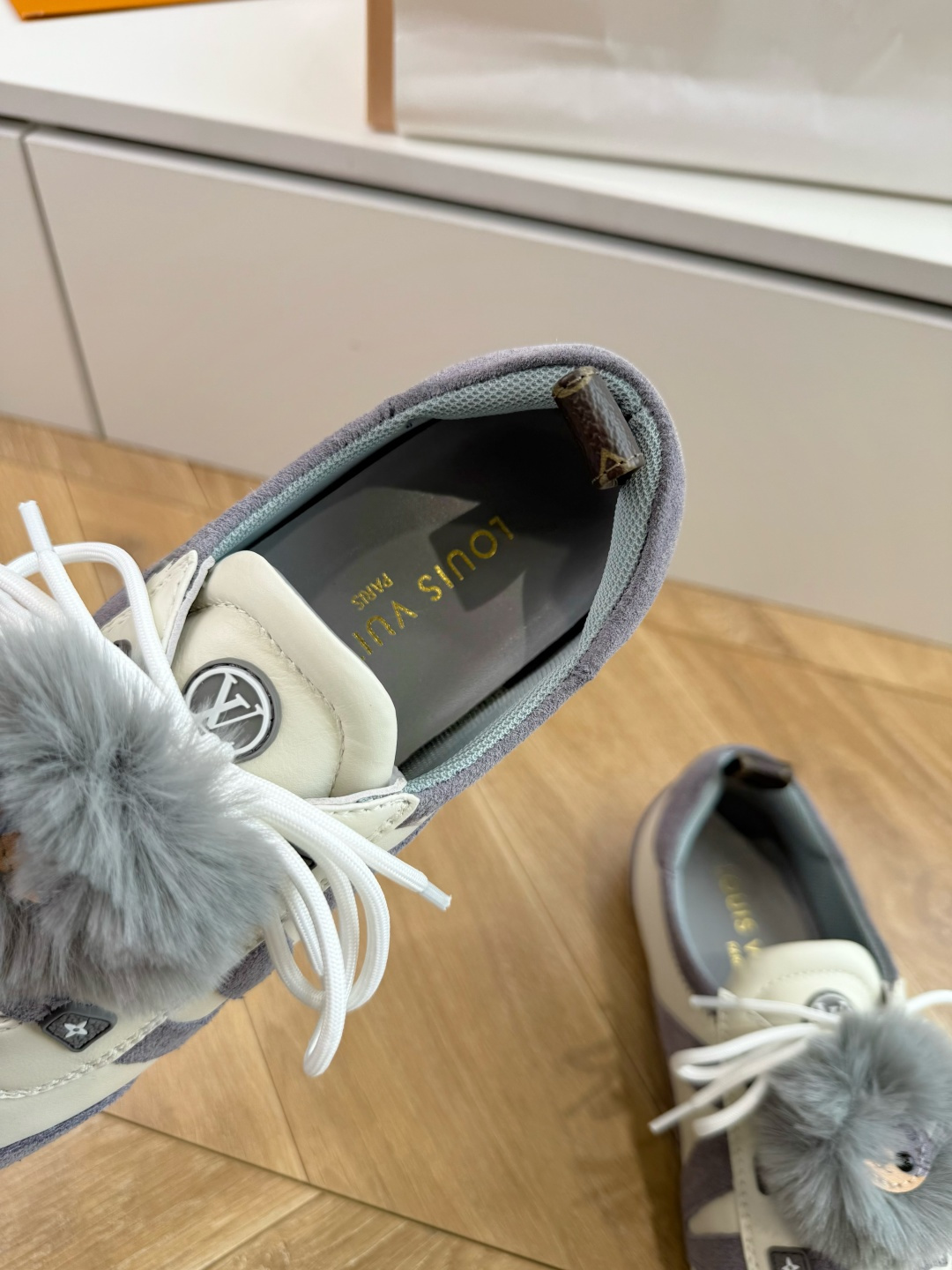 带装饰G000所见即所得2026年秀场上推出的 LV Footprint Soccer 芭蕾运动鞋是 Pharrell 