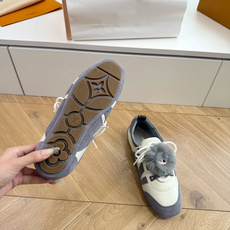 带装饰G000所见即所得2026年秀场上推出的 LV Footprint Soccer 芭蕾运动鞋是 Pharrell 带装饰G000所见即所得2026年秀场上推出的 LV Footprint Soccer 芭蕾运动鞋是 Pharrell