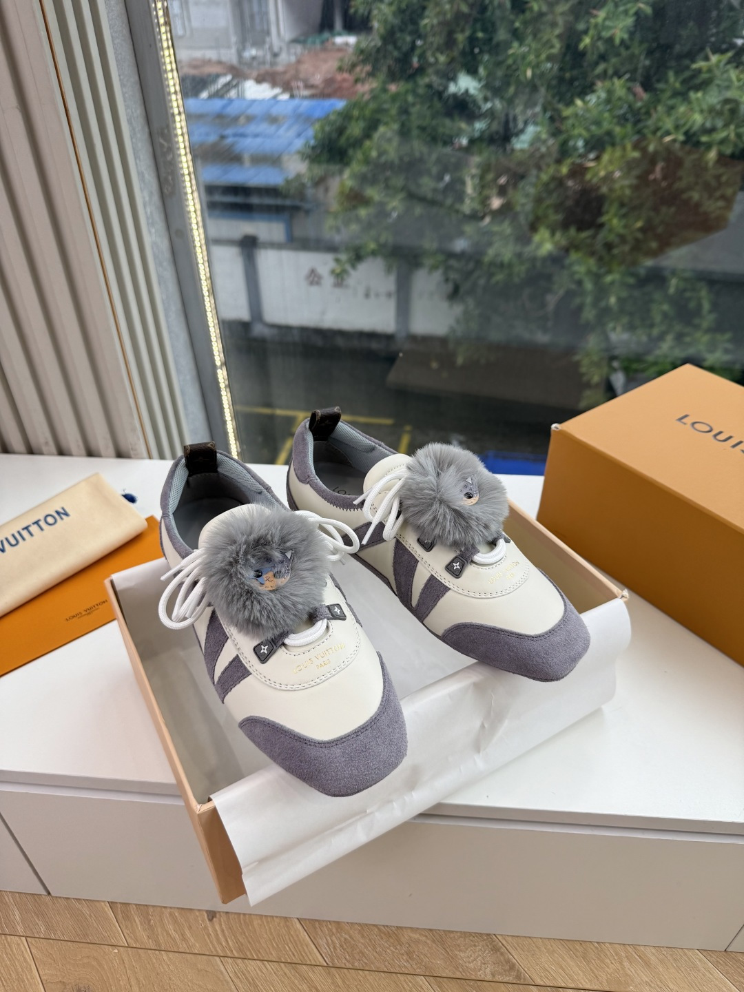 带装饰G000所见即所得2026年秀场上推出的 LV Footprint Soccer 芭蕾运动鞋是 Pharrell 带装饰G000所见即所得2026年秀场上推出的 LV Footprint Soccer 芭蕾运动鞋是 Pharrell