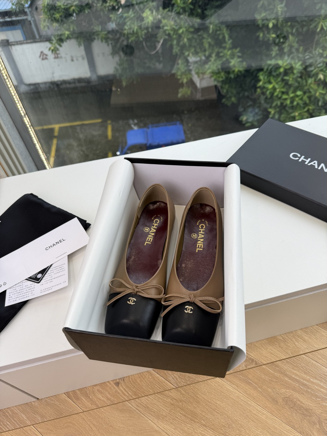 G189盒Chane*26ss新款玛丽珍单鞋 温柔名媛的氛围感缓缓蔓延，圆润鞋头搭配精巧的小蝴蝶结，撞色方头贴标是整双鞋