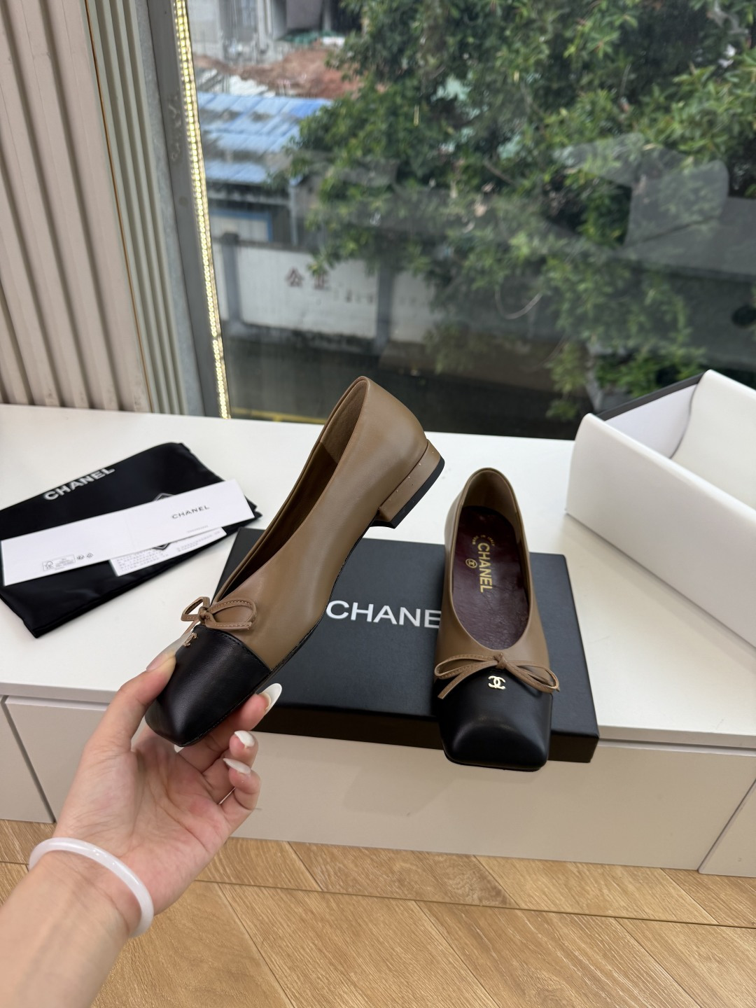 G189盒Chane*26ss新款玛丽珍单鞋 温柔名媛的氛围感缓缓蔓延,圆润鞋头搭配精巧的小蝴蝶结,撞色方头贴标是整双鞋 G189盒Chane*26ss新款玛丽珍单鞋 温柔名媛的氛围感缓缓蔓延,圆润鞋头搭配精巧的小蝴蝶结,撞色方头贴标是整双鞋
