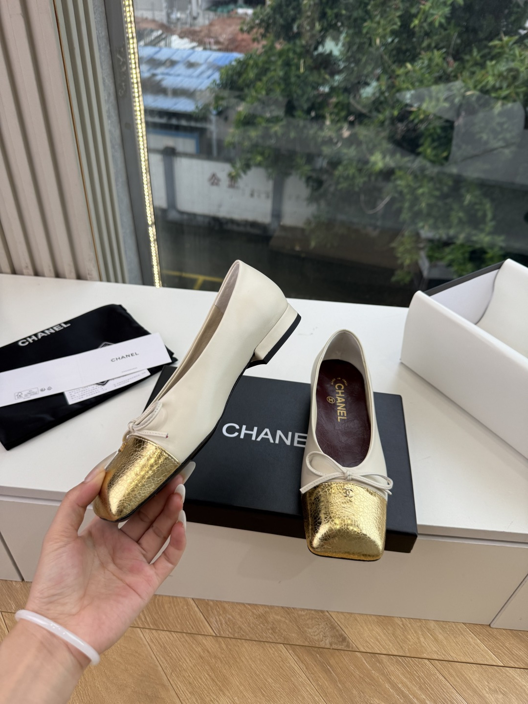 G189盒Chane*26ss新款玛丽珍单鞋 温柔名媛的氛围感缓缓蔓延,圆润鞋头搭配精巧的小蝴蝶结,撞色方头贴标是整双鞋 G189盒Chane*26ss新款玛丽珍单鞋 温柔名媛的氛围感缓缓蔓延,圆润鞋头搭配精巧的小蝴蝶结,撞色方头贴标是整双鞋