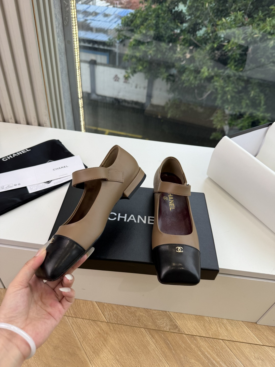 G189盒Chane*26ss新款玛丽珍单鞋 温柔名媛的氛围感缓缓蔓延，圆润鞋头搭配精巧的小蝴蝶结，撞色方头贴标是整双鞋