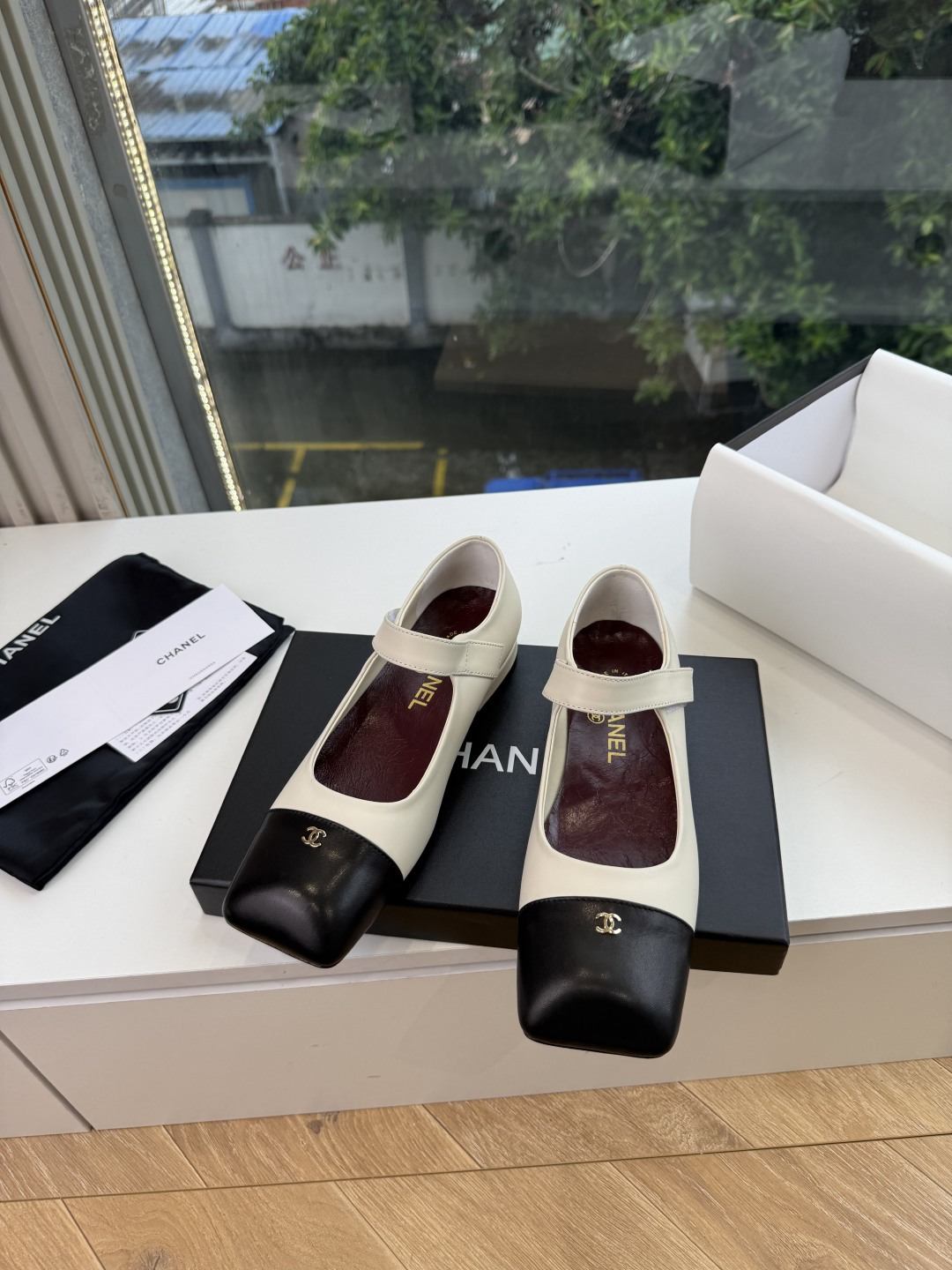 G189盒Chane*26ss新款玛丽珍单鞋 温柔名媛的氛围感缓缓蔓延,圆润鞋头搭配精巧的小蝴蝶结,撞色方头贴标是整双鞋 G189盒Chane*26ss新款玛丽珍单鞋 温柔名媛的氛围感缓缓蔓延,圆润鞋头搭配精巧的小蝴蝶结,撞色方头贴标是整双鞋