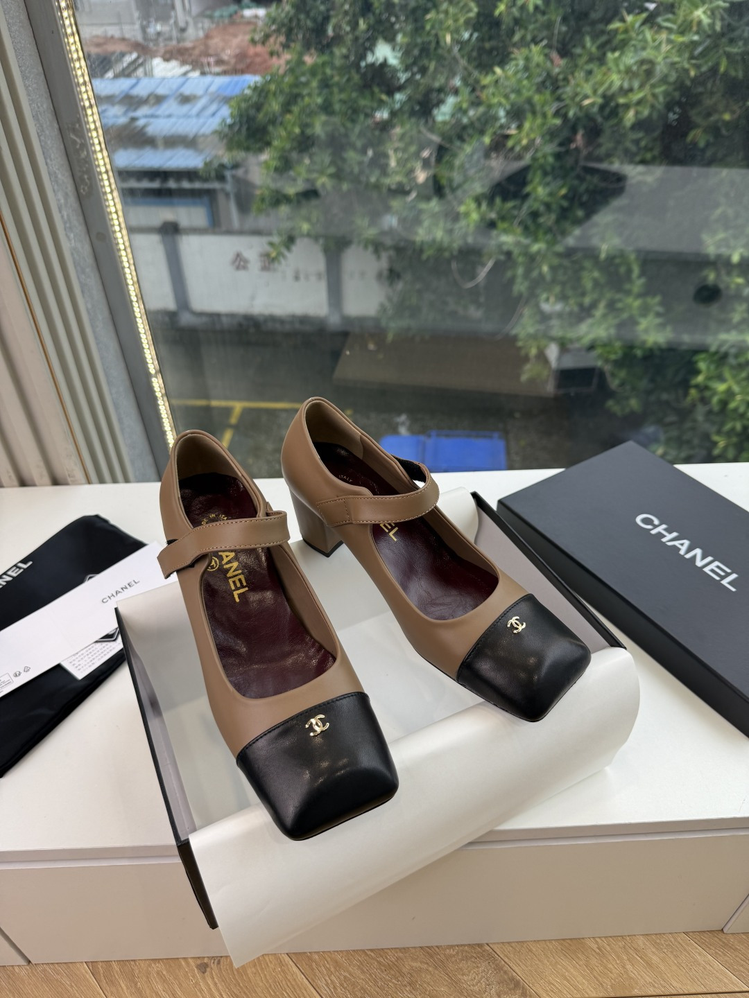 G189盒Chane*26ss新款玛丽珍单鞋 温柔名媛的氛围感缓缓蔓延,圆润鞋头搭配精巧的小蝴蝶结,撞色方头贴标是整双鞋 G189盒Chane*26ss新款玛丽珍单鞋 温柔名媛的氛围感缓缓蔓延,圆润鞋头搭配精巧的小蝴蝶结,撞色方头贴标是整双鞋