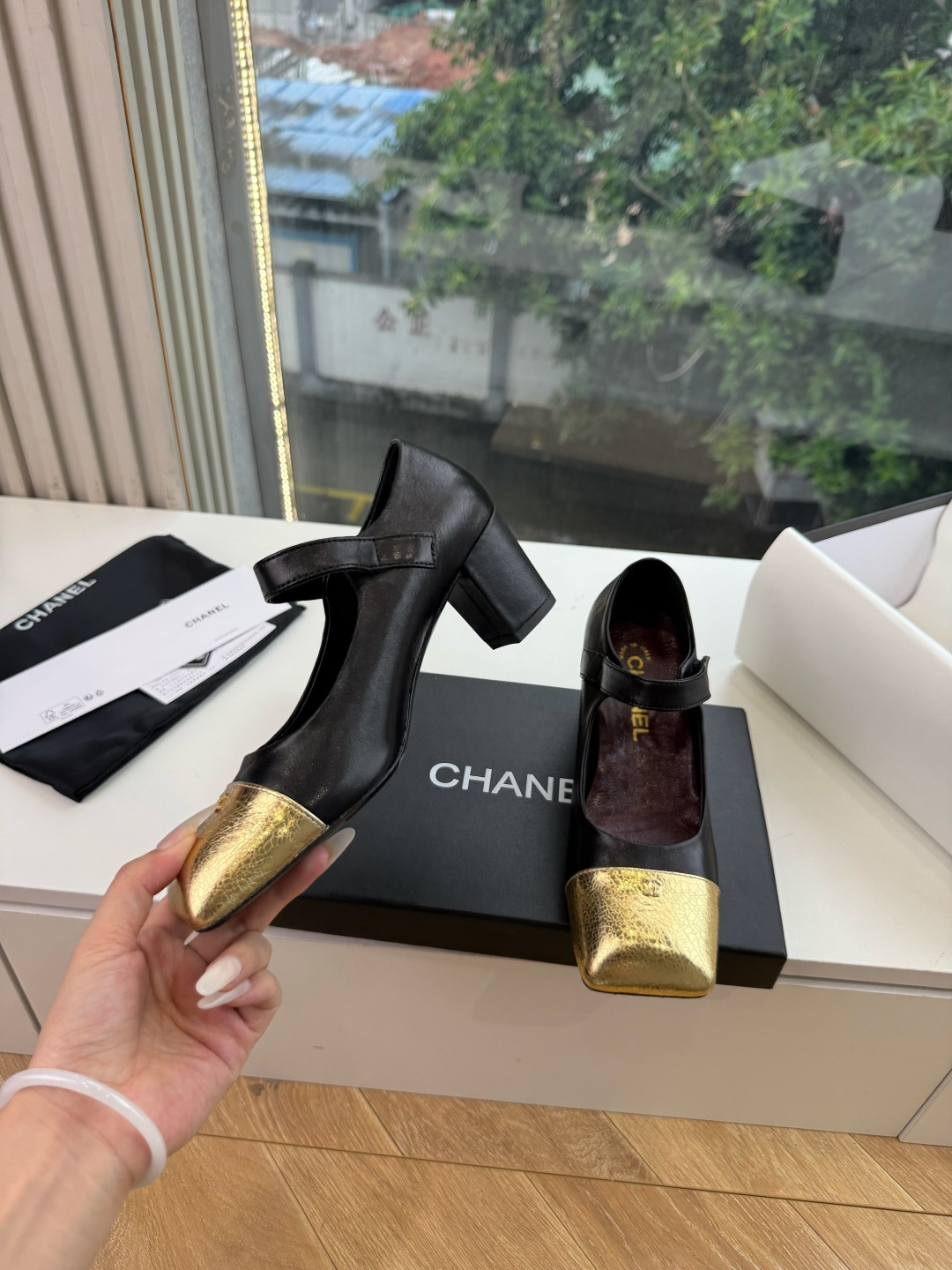 G189盒Chane*26ss新款玛丽珍单鞋 温柔名媛的氛围感缓缓蔓延,圆润鞋头搭配精巧的小蝴蝶结,撞色方头贴标是整双鞋 G189盒Chane*26ss新款玛丽珍单鞋 温柔名媛的氛围感缓缓蔓延,圆润鞋头搭配精巧的小蝴蝶结,撞色方头贴标是整双鞋