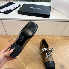 G189盒Chane*26ss新款玛丽珍单鞋 温柔名媛的氛围感缓缓蔓延,圆润鞋头搭配精巧的小蝴蝶结,撞色方头贴标是整双鞋 G189盒Chane*26ss新款玛丽珍单鞋 温柔名媛的氛围感缓缓蔓延,圆润鞋头搭配精巧的小蝴蝶结,撞色方头贴标是整双鞋