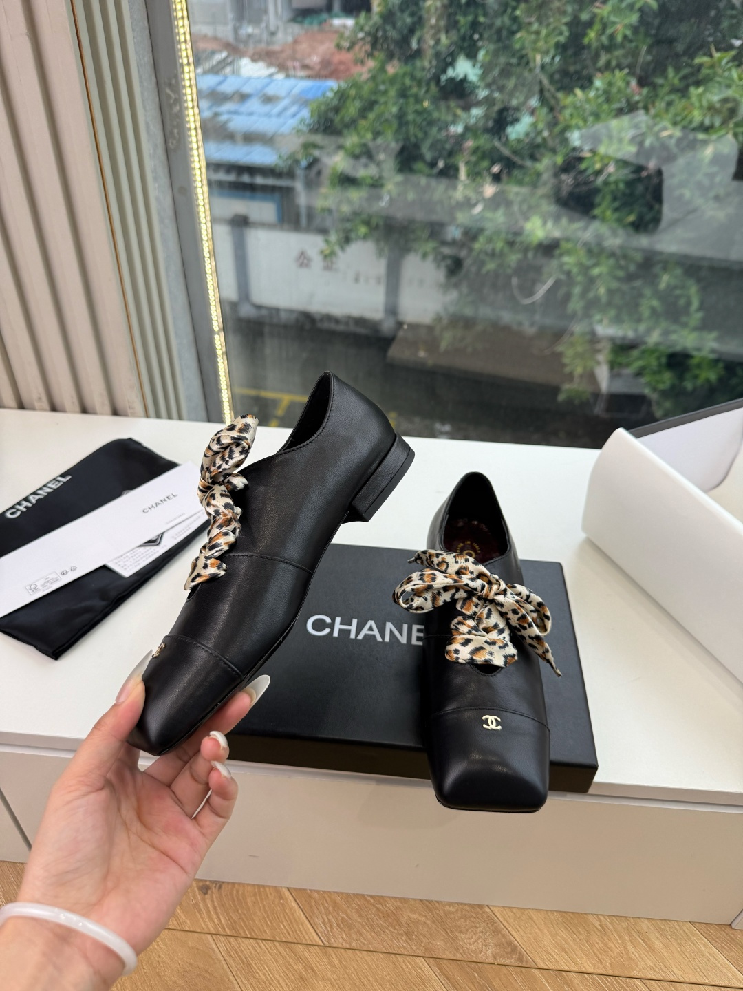 G189盒Chane*26ss新款玛丽珍单鞋 温柔名媛的氛围感缓缓蔓延,圆润鞋头搭配精巧的小蝴蝶结,撞色方头贴标是整双鞋 G189盒Chane*26ss新款玛丽珍单鞋 温柔名媛的氛围感缓缓蔓延,圆润鞋头搭配精巧的小蝴蝶结,撞色方头贴标是整双鞋