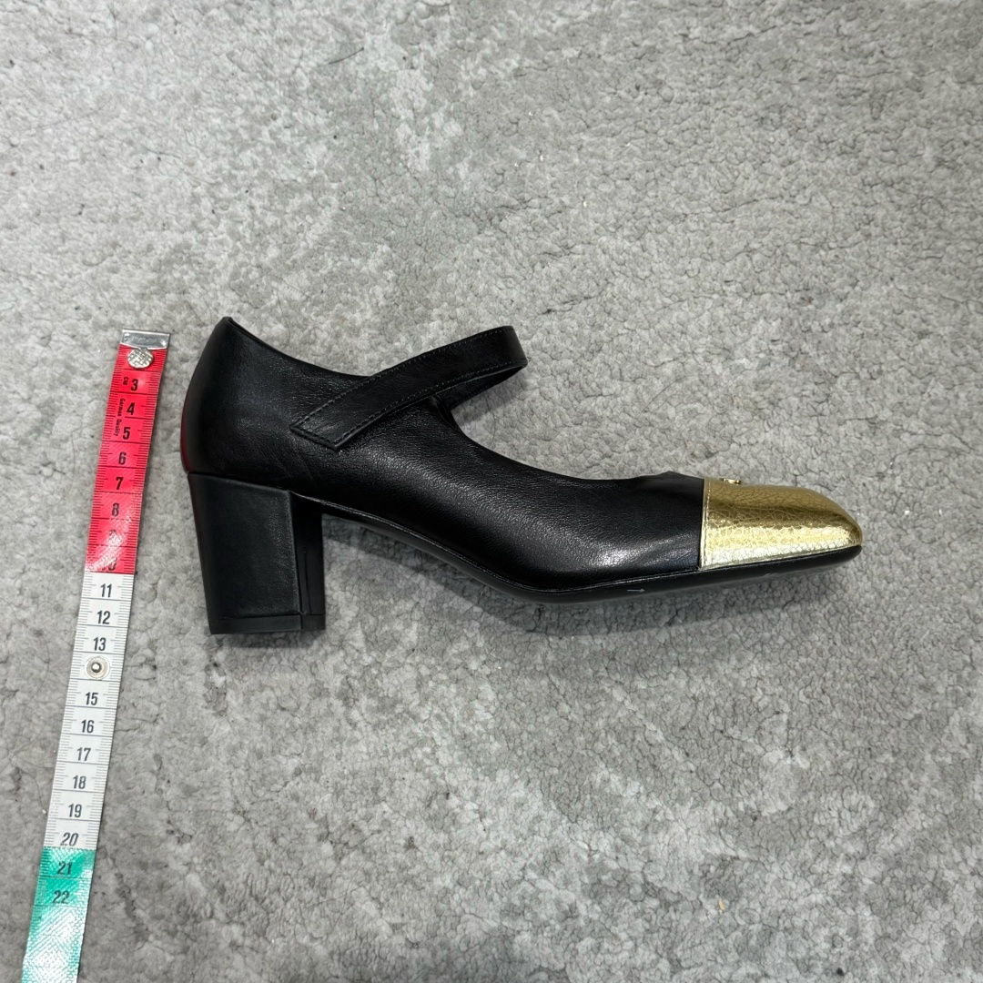 G189盒Chane*26ss新款玛丽珍单鞋 温柔名媛的氛围感缓缓蔓延，圆润鞋头搭配精巧的小蝴蝶结，撞色方头贴标是整双鞋