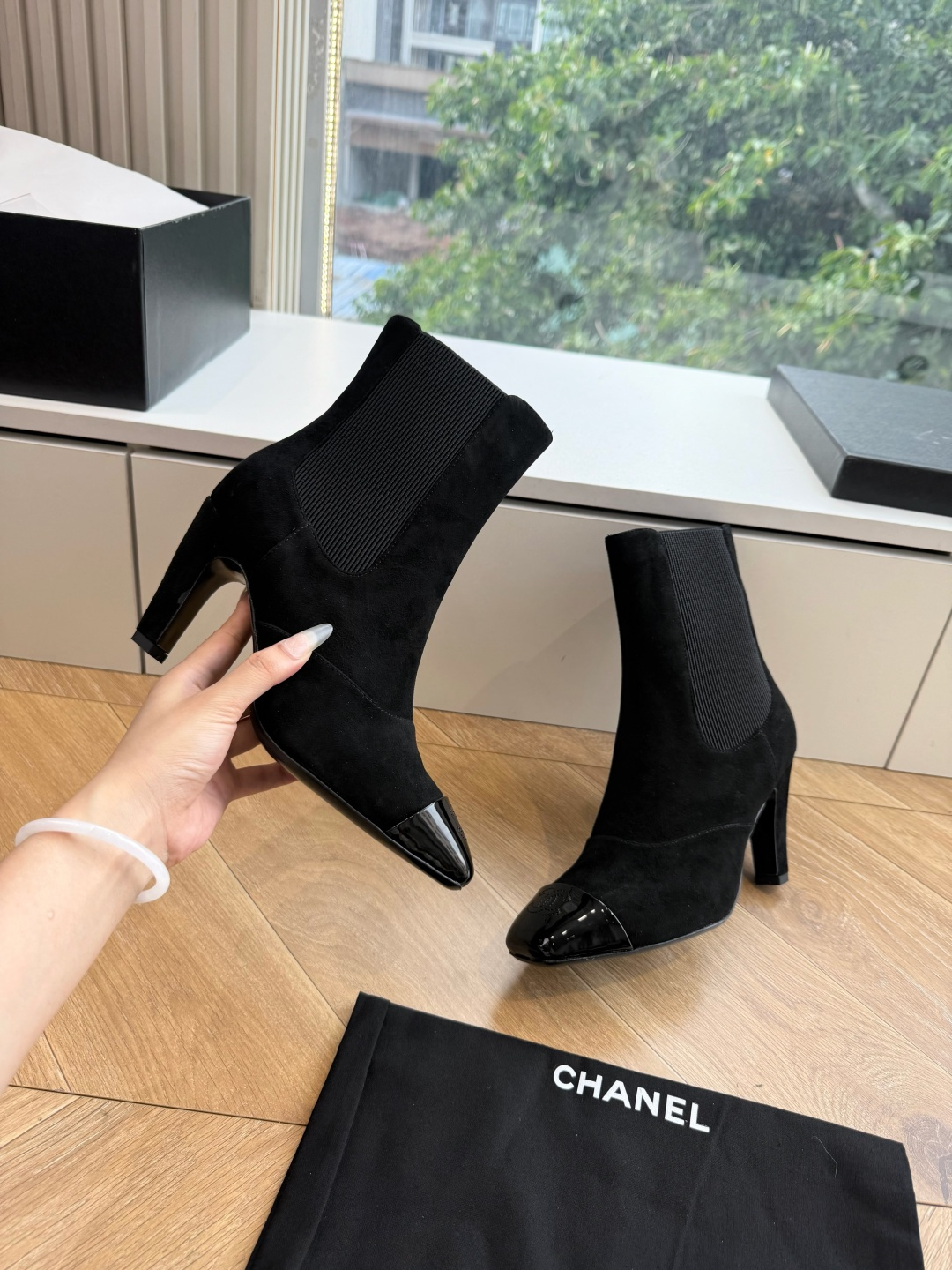 G238级CHANE*2026小香奈儿切尔西短靴妥妥的自留款!!比经典款Slingback舒服太多啦!每个颜色上脚都很显 G238级CHANE*2026小香奈儿切尔西短靴妥妥的自留款!!比经典款Slingback舒服太多啦!每个颜色上脚都很显
