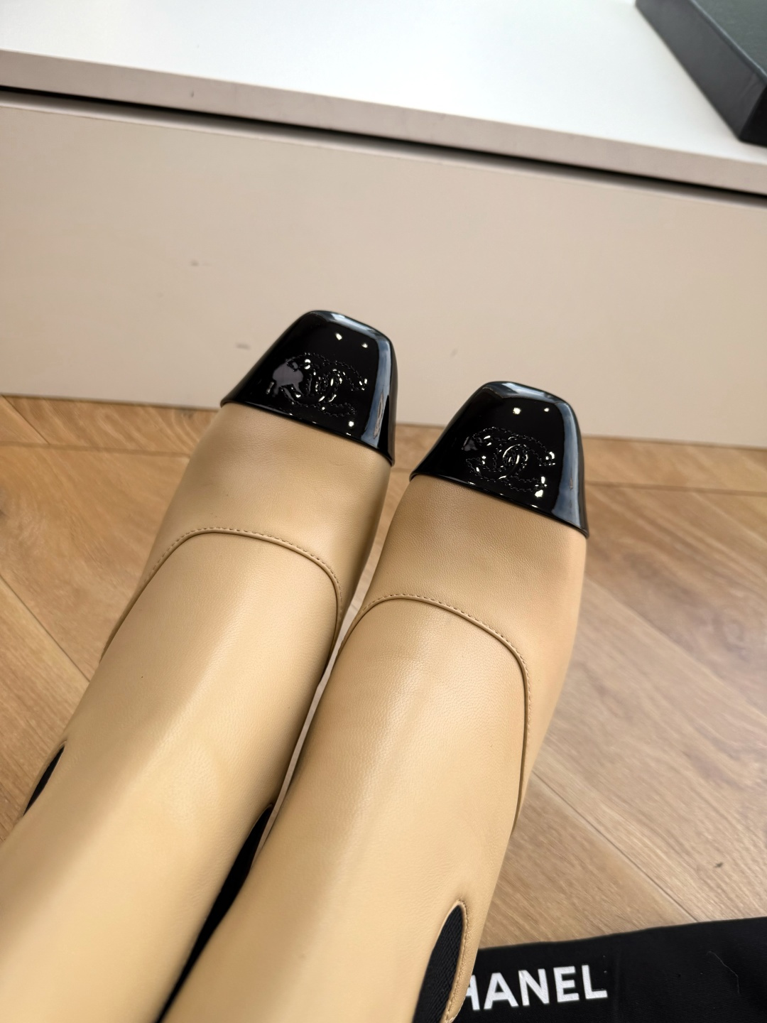 G238级CHANE*2026小香奈儿切尔西短靴妥妥的自留款!!比经典款Slingback舒服太多啦!每个颜色上脚都很显 G238级CHANE*2026小香奈儿切尔西短靴妥妥的自留款!!比经典款Slingback舒服太多啦!每个颜色上脚都很显