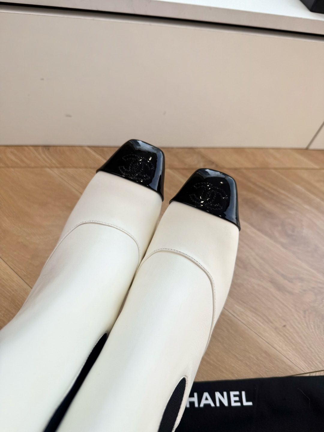 G238级CHANE*2026小香奈儿切尔西短靴妥妥的自留款！！比经典款Slingback舒服太多啦！每个颜色上脚都很显
