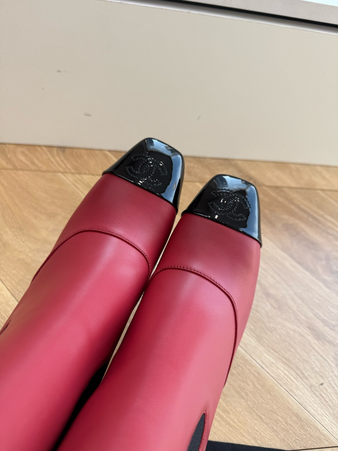 G238级CHANE*2026小香奈儿切尔西短靴妥妥的自留款!!比经典款Slingback舒服太多啦!每个颜色上脚都很显 G238级CHANE*2026小香奈儿切尔西短靴妥妥的自留款!!比经典款Slingback舒服太多啦!每个颜色上脚都很显