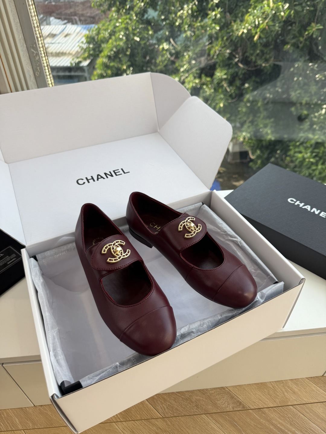 G027带飞机盒Chane*26ss夏季新款玛丽珍单鞋 温柔名媛的氛围感缓缓蔓延,圆润鞋头搭配精巧的小蝴蝶结,撞色方头贴 G027带飞机盒Chane*26ss夏季新款玛丽珍单鞋 温柔名媛的氛围感缓缓蔓延,圆润鞋头搭配精巧的小蝴蝶结,撞色方头贴