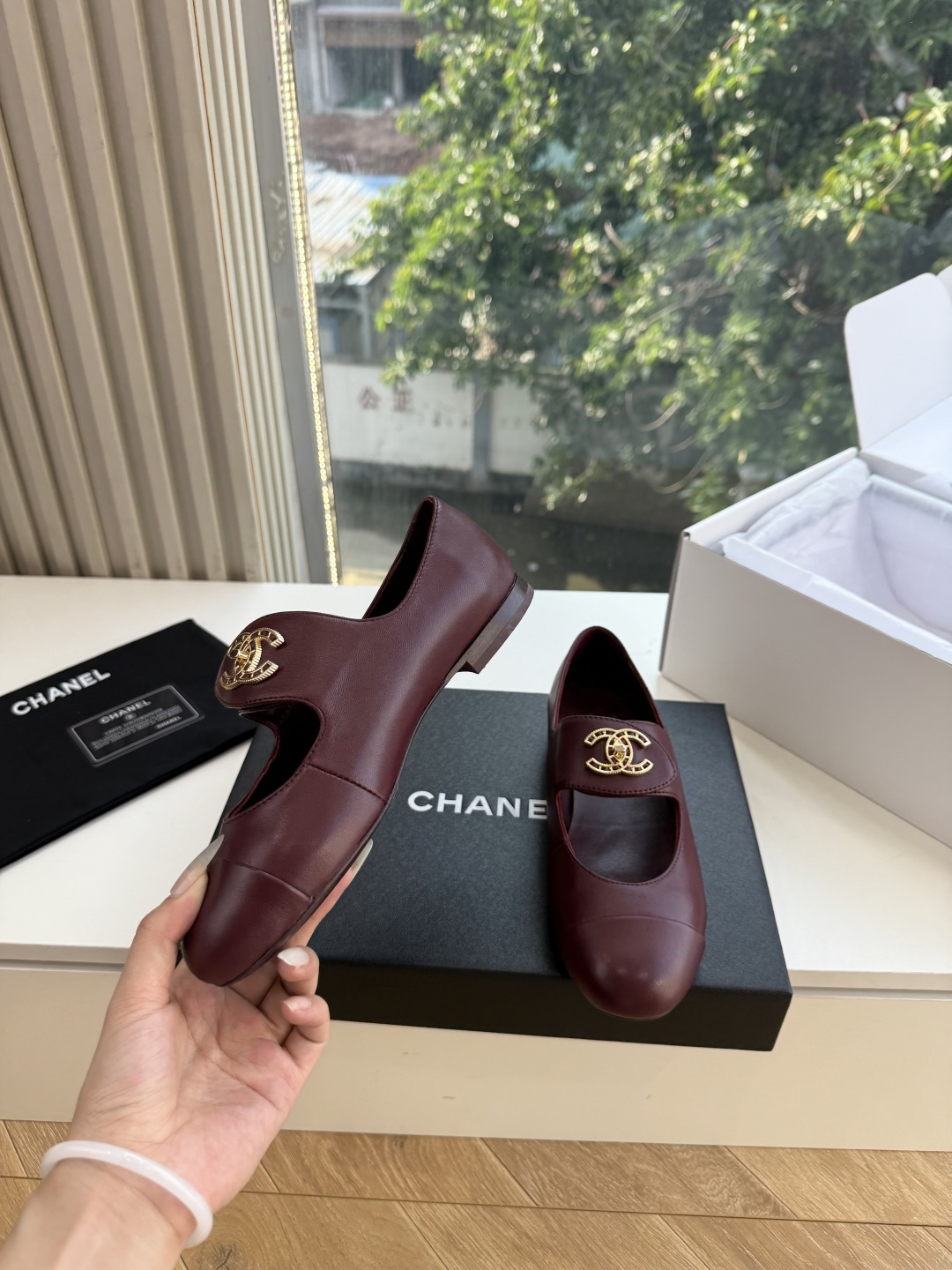 G027带飞机盒Chane*26ss夏季新款玛丽珍单鞋 温柔名媛的氛围感缓缓蔓延,圆润鞋头搭配精巧的小蝴蝶结,撞色方头贴 G027带飞机盒Chane*26ss夏季新款玛丽珍单鞋 温柔名媛的氛围感缓缓蔓延,圆润鞋头搭配精巧的小蝴蝶结,撞色方头贴
