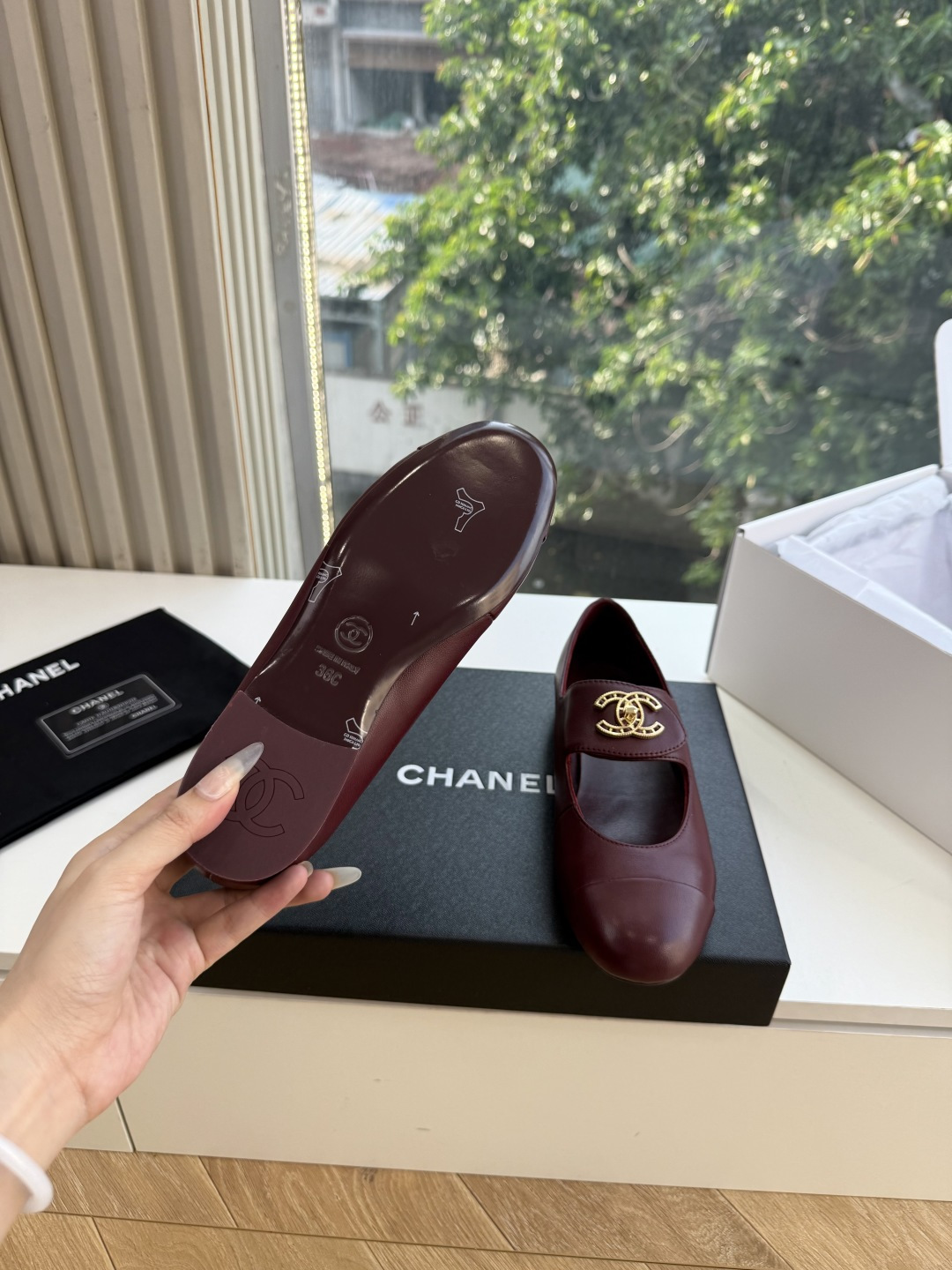 G027带飞机盒Chane*26ss夏季新款玛丽珍单鞋 温柔名媛的氛围感缓缓蔓延,圆润鞋头搭配精巧的小蝴蝶结,撞色方头贴 G027带飞机盒Chane*26ss夏季新款玛丽珍单鞋 温柔名媛的氛围感缓缓蔓延,圆润鞋头搭配精巧的小蝴蝶结,撞色方头贴