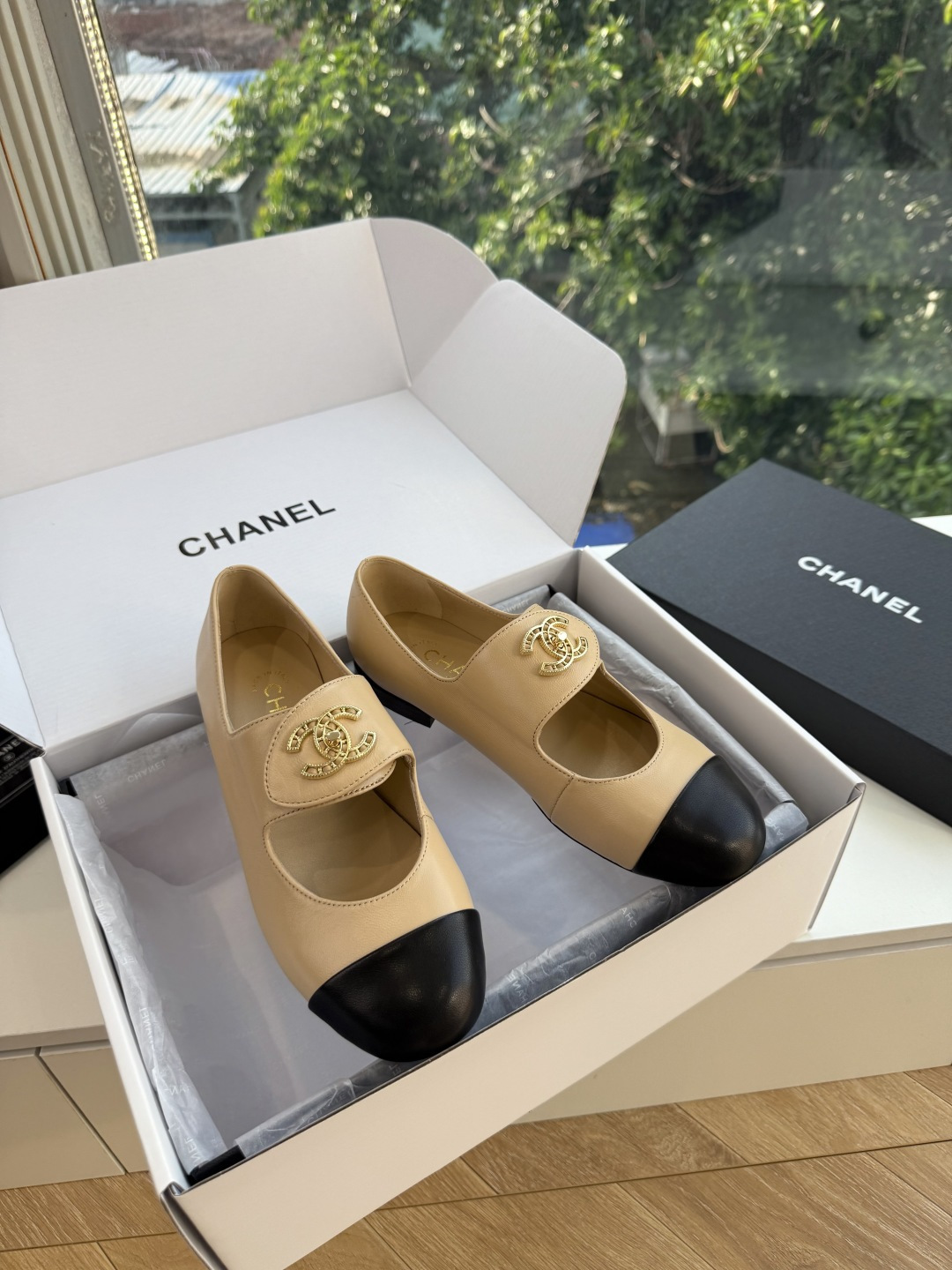 G027带飞机盒Chane*26ss夏季新款玛丽珍单鞋 温柔名媛的氛围感缓缓蔓延，圆润鞋头搭配精巧的小蝴蝶结，撞色方头贴