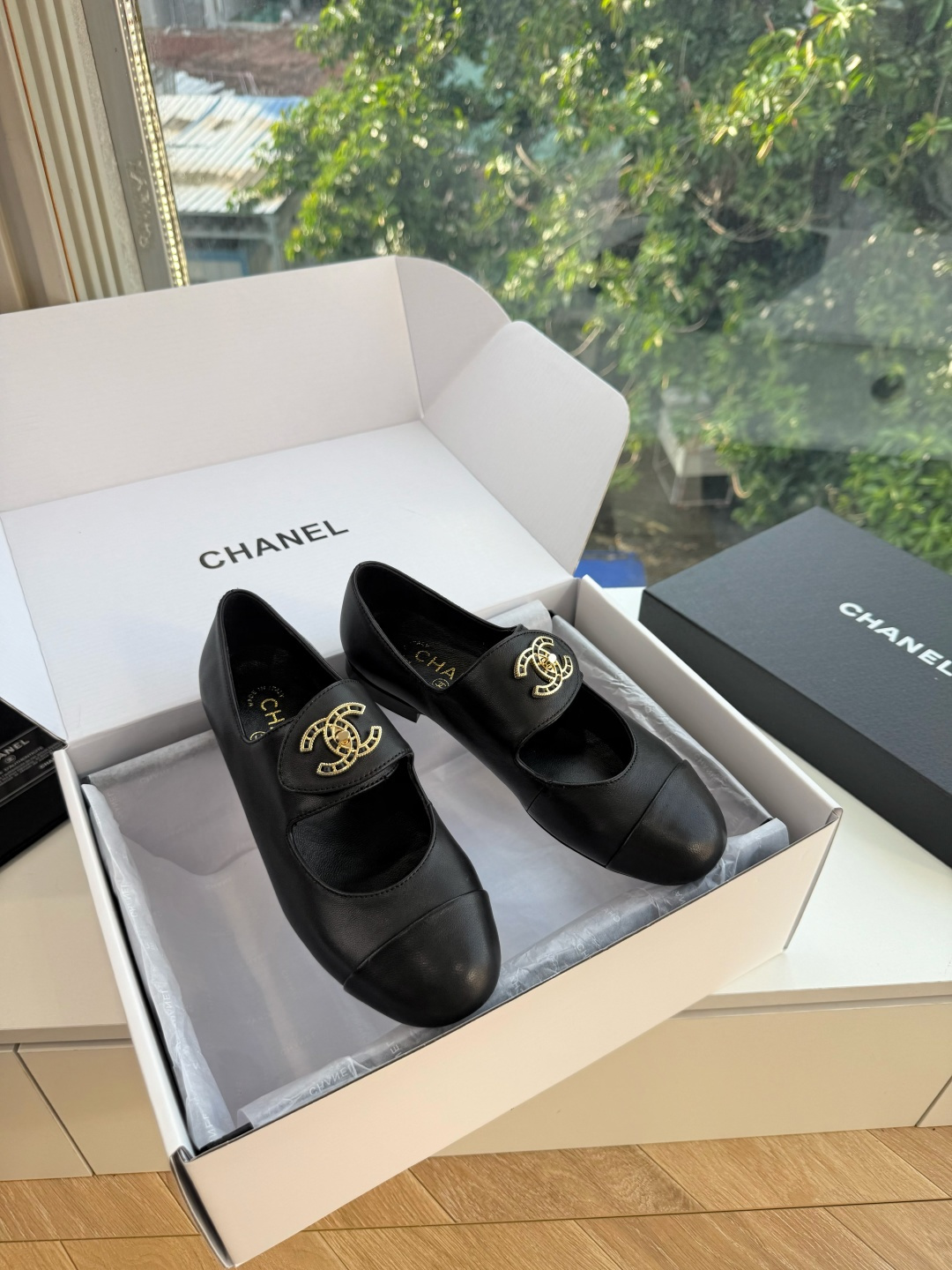 G027带飞机盒Chane*26ss夏季新款玛丽珍单鞋 温柔名媛的氛围感缓缓蔓延,圆润鞋头搭配精巧的小蝴蝶结,撞色方头贴 G027带飞机盒Chane*26ss夏季新款玛丽珍单鞋 温柔名媛的氛围感缓缓蔓延,圆润鞋头搭配精巧的小蝴蝶结,撞色方头贴