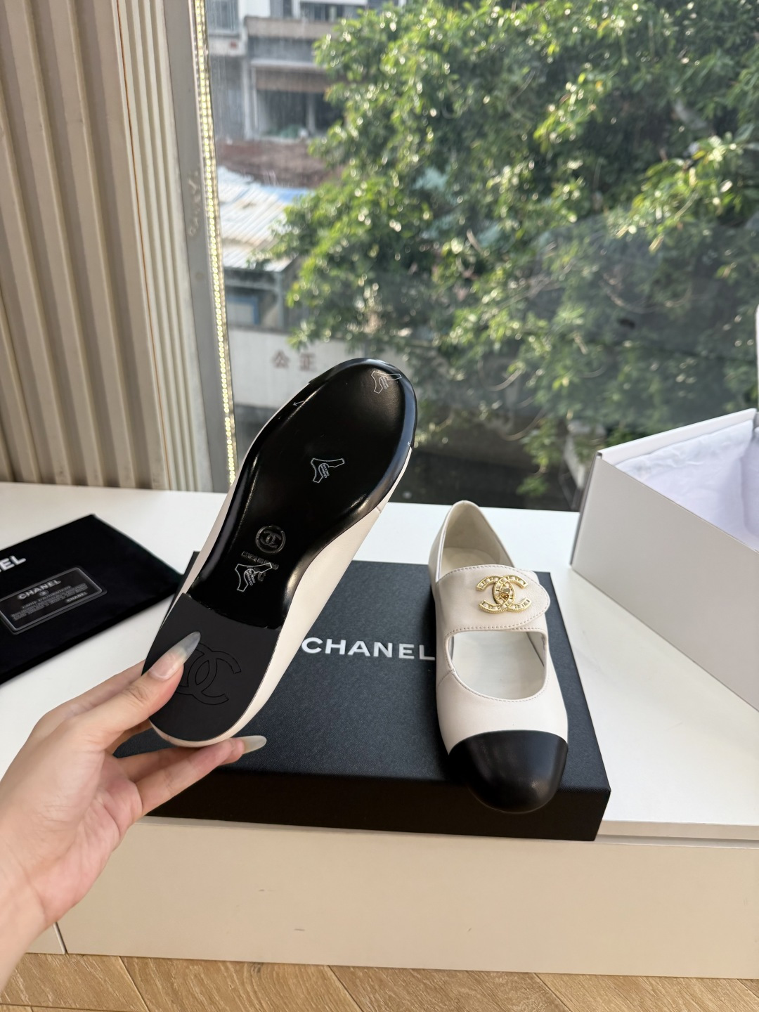 G027带飞机盒Chane*26ss夏季新款玛丽珍单鞋 温柔名媛的氛围感缓缓蔓延，圆润鞋头搭配精巧的小蝴蝶结，撞色方头贴