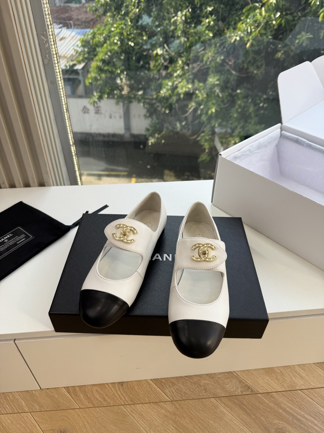 G027带飞机盒Chane*26ss夏季新款玛丽珍单鞋 温柔名媛的氛围感缓缓蔓延，圆润鞋头搭配精巧的小蝴蝶结，撞色方头贴
