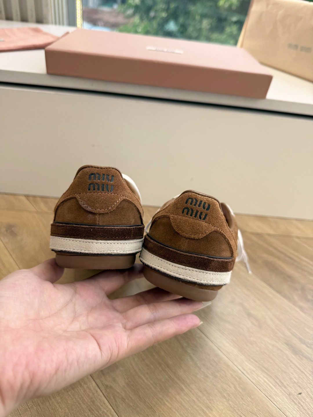 所见即所得G261miumiu缪缪新款走秀MiuMiu 德训 休闲鞋秀场工艺来自Miu Miu系列的细节特写 新季的潮流 所见即所得G261miumiu缪缪新款走秀MiuMiu 德训 休闲鞋秀场工艺来自Miu Miu系列的细节特写 新季的潮流