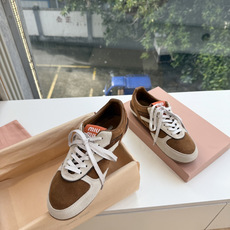 所见即所得G261miumiu缪缪新款走秀MiuMiu 德训 休闲鞋秀场工艺来自Miu Miu系列的细节特写 新季的潮流 所见即所得G261miumiu缪缪新款走秀MiuMiu 德训 休闲鞋秀场工艺来自Miu Miu系列的细节特写 新季的潮流