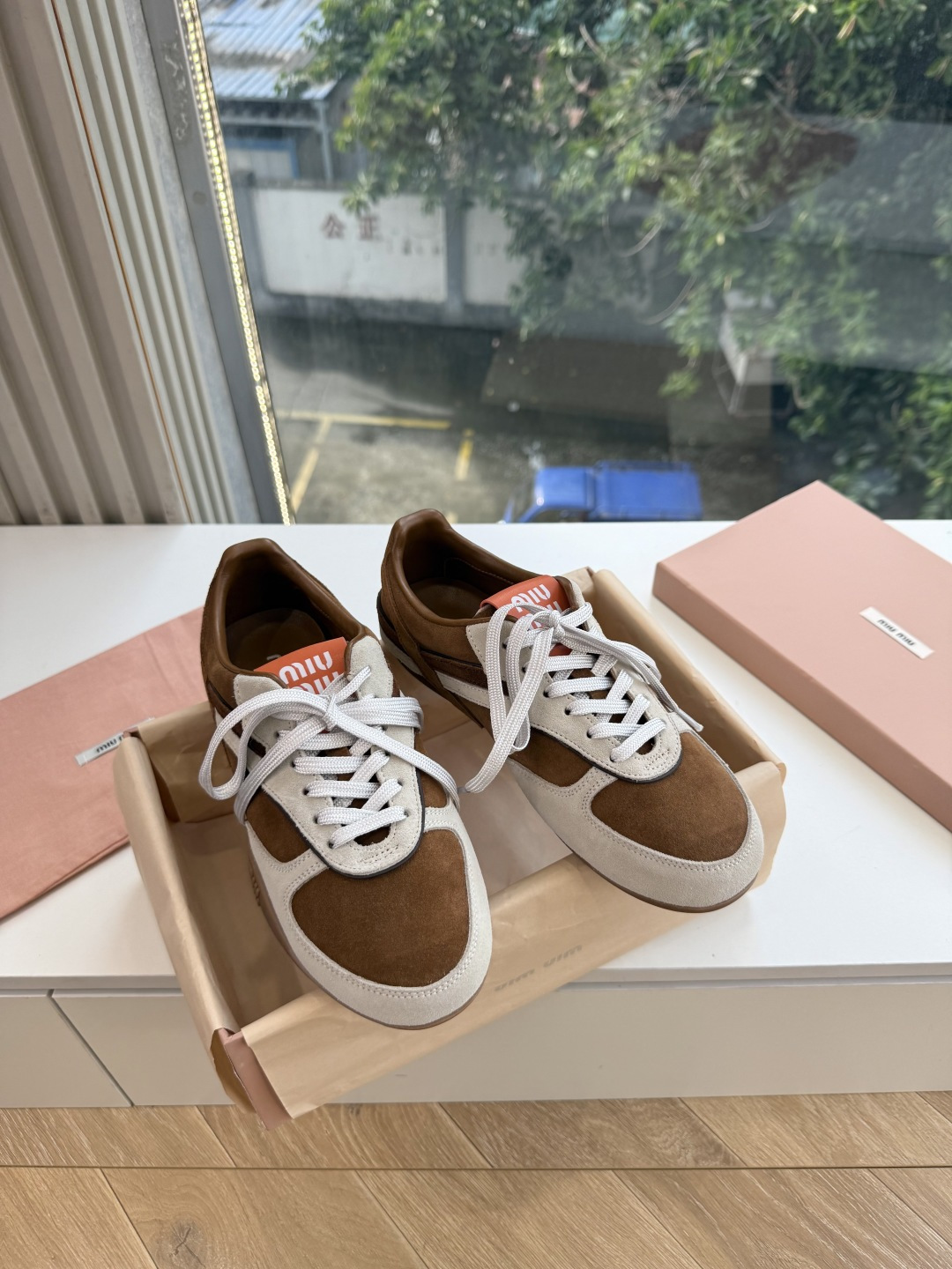 所见即所得G261miumiu缪缪新款走秀MiuMiu 德训 休闲鞋秀场工艺来自Miu Miu系列的细节特写 新季的潮流 所见即所得G261miumiu缪缪新款走秀MiuMiu 德训 休闲鞋秀场工艺来自Miu Miu系列的细节特写 新季的潮流