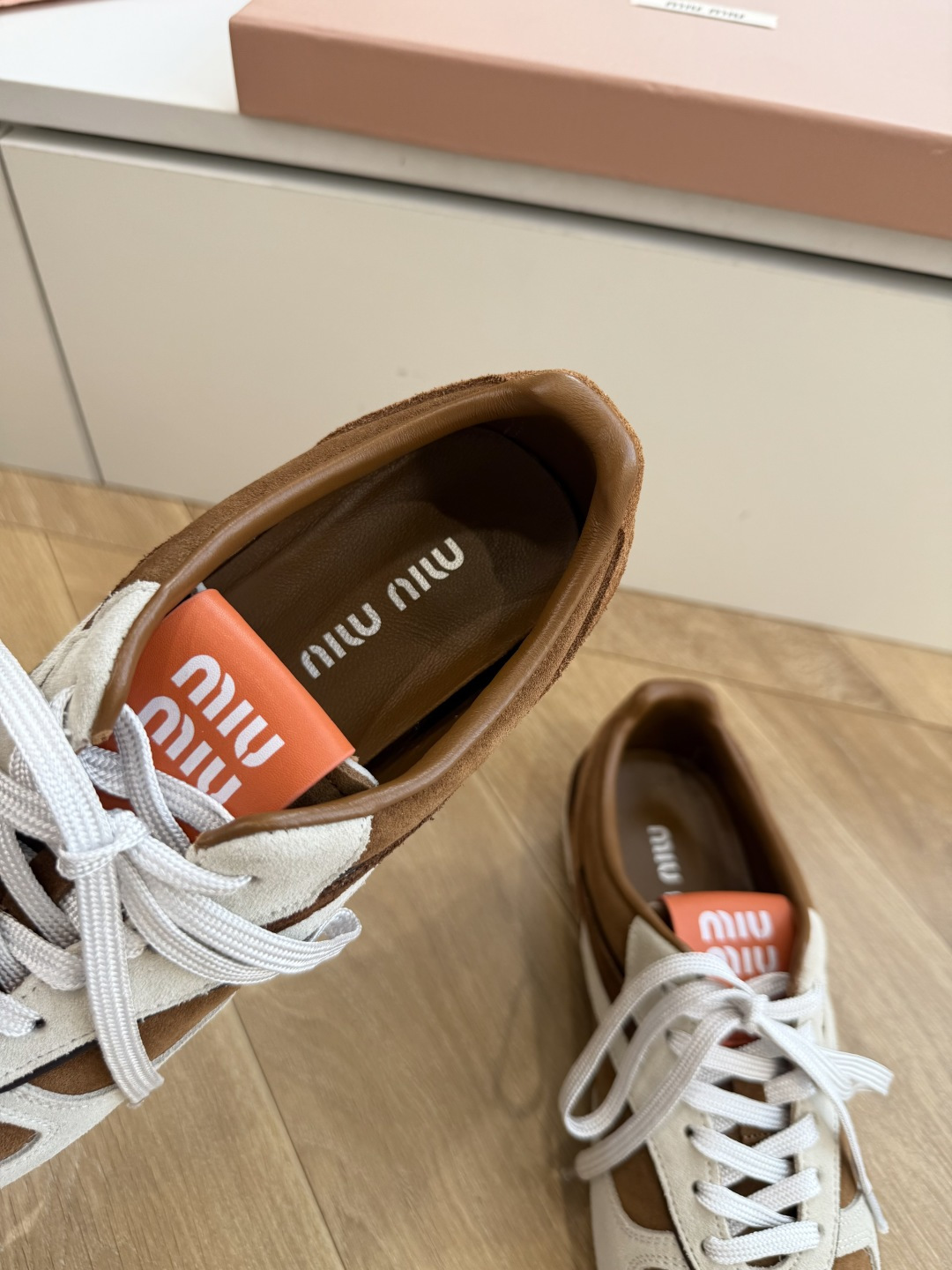 所见即所得G261miumiu缪缪新款走秀MiuMiu 德训 休闲鞋秀场工艺来自Miu Miu系列的细节特写 新季的潮流 所见即所得G261miumiu缪缪新款走秀MiuMiu 德训 休闲鞋秀场工艺来自Miu Miu系列的细节特写 新季的潮流