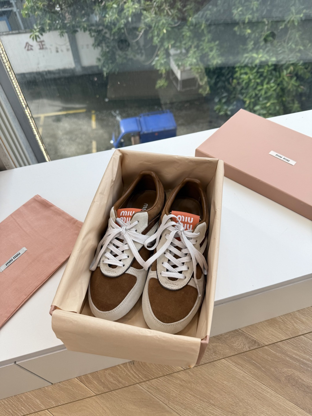 所见即所得G261miumiu缪缪新款走秀MiuMiu 德训 休闲鞋秀场工艺来自Miu Miu系列的细节特写 新季的潮流