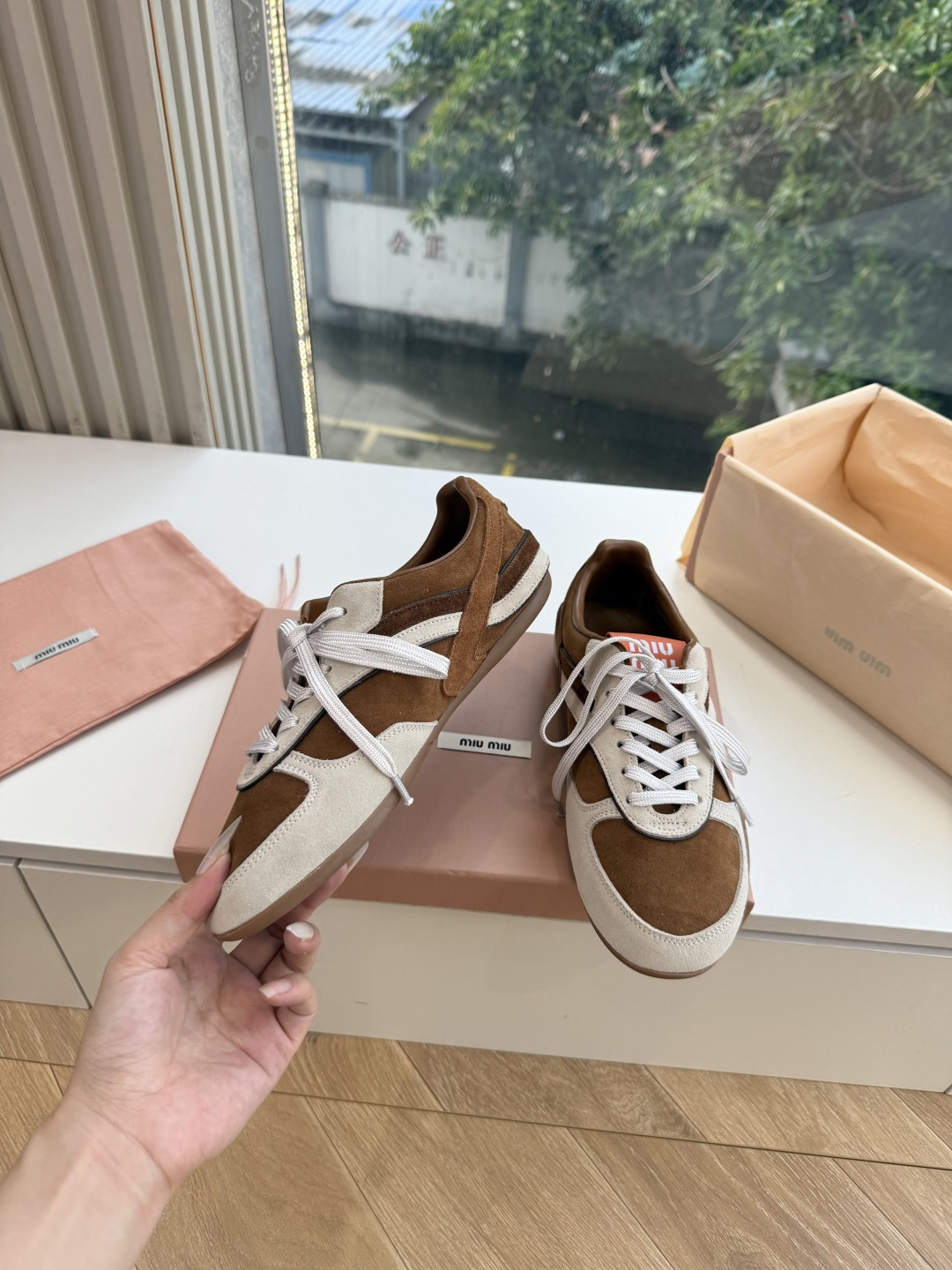 所见即所得G261miumiu缪缪新款走秀MiuMiu 德训 休闲鞋秀场工艺来自Miu Miu系列的细节特写 新季的潮流 所见即所得G261miumiu缪缪新款走秀MiuMiu 德训 休闲鞋秀场工艺来自Miu Miu系列的细节特写 新季的潮流