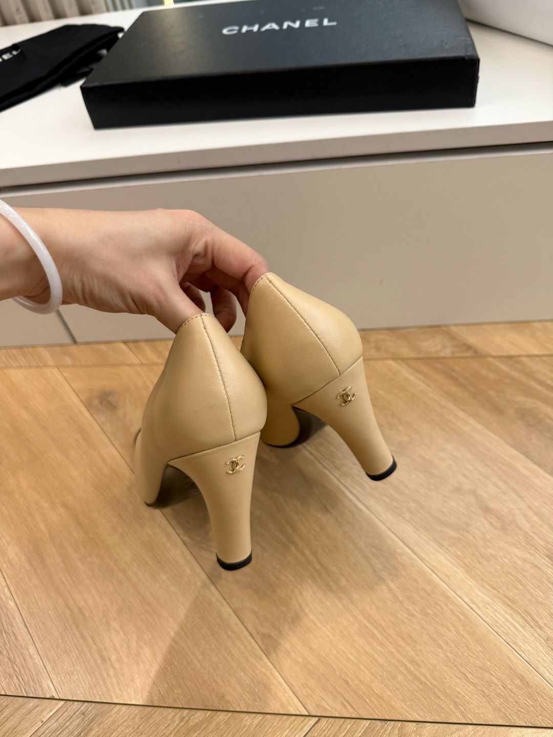 G238Chane*26ss新款玛丽珍单鞋高跟鞋凉鞋 温柔名媛的氛围感缓缓蔓延,圆润鞋头搭配精巧的小蝴蝶结,撞色方头贴标 G238Chane*26ss新款玛丽珍单鞋高跟鞋凉鞋 温柔名媛的氛围感缓缓蔓延,圆润鞋头搭配精巧的小蝴蝶结,撞色方头贴标