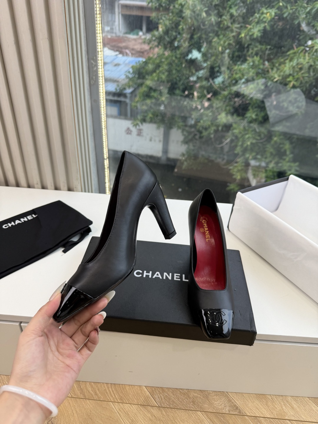 G238Chane*26ss新款玛丽珍单鞋高跟鞋凉鞋 温柔名媛的氛围感缓缓蔓延,圆润鞋头搭配精巧的小蝴蝶结,撞色方头贴标 G238Chane*26ss新款玛丽珍单鞋高跟鞋凉鞋 温柔名媛的氛围感缓缓蔓延,圆润鞋头搭配精巧的小蝴蝶结,撞色方头贴标
