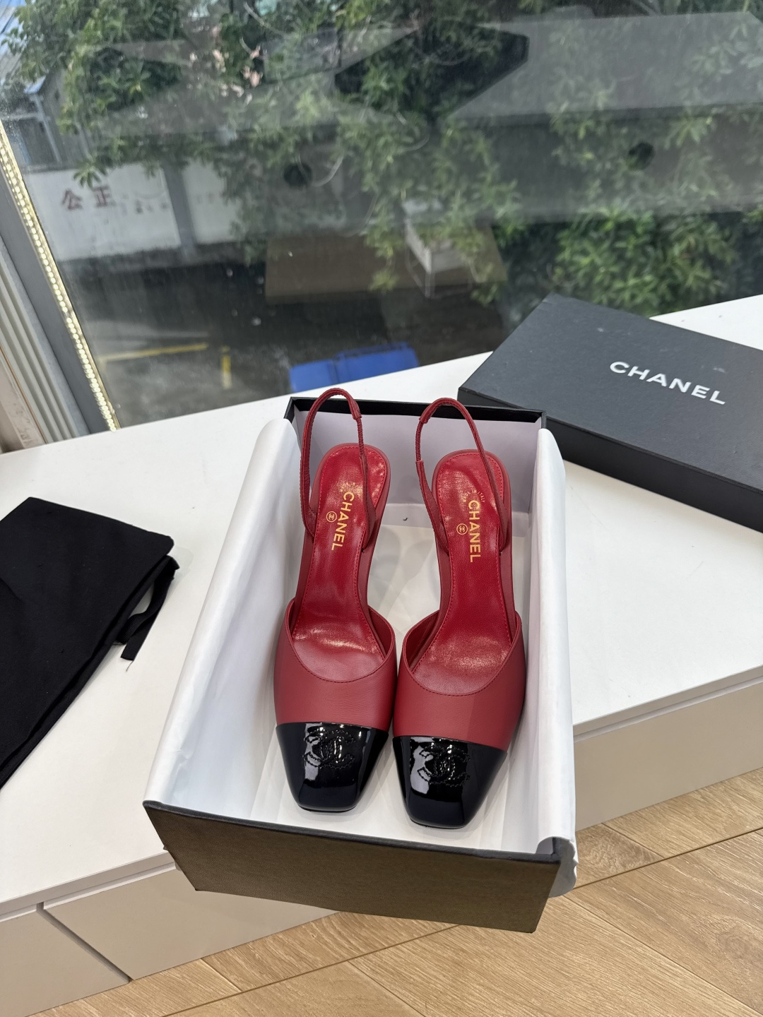 G238Chane*26ss新款玛丽珍单鞋高跟鞋凉鞋 温柔名媛的氛围感缓缓蔓延,圆润鞋头搭配精巧的小蝴蝶结,撞色方头贴标 G238Chane*26ss新款玛丽珍单鞋高跟鞋凉鞋 温柔名媛的氛围感缓缓蔓延,圆润鞋头搭配精巧的小蝴蝶结,撞色方头贴标