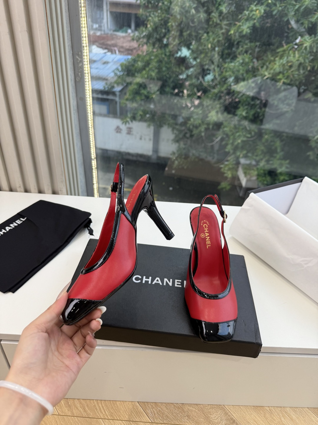 G238Chane*26ss新款玛丽珍单鞋高跟鞋凉鞋 温柔名媛的氛围感缓缓蔓延,圆润鞋头搭配精巧的小蝴蝶结,撞色方头贴标 G238Chane*26ss新款玛丽珍单鞋高跟鞋凉鞋 温柔名媛的氛围感缓缓蔓延,圆润鞋头搭配精巧的小蝴蝶结,撞色方头贴标