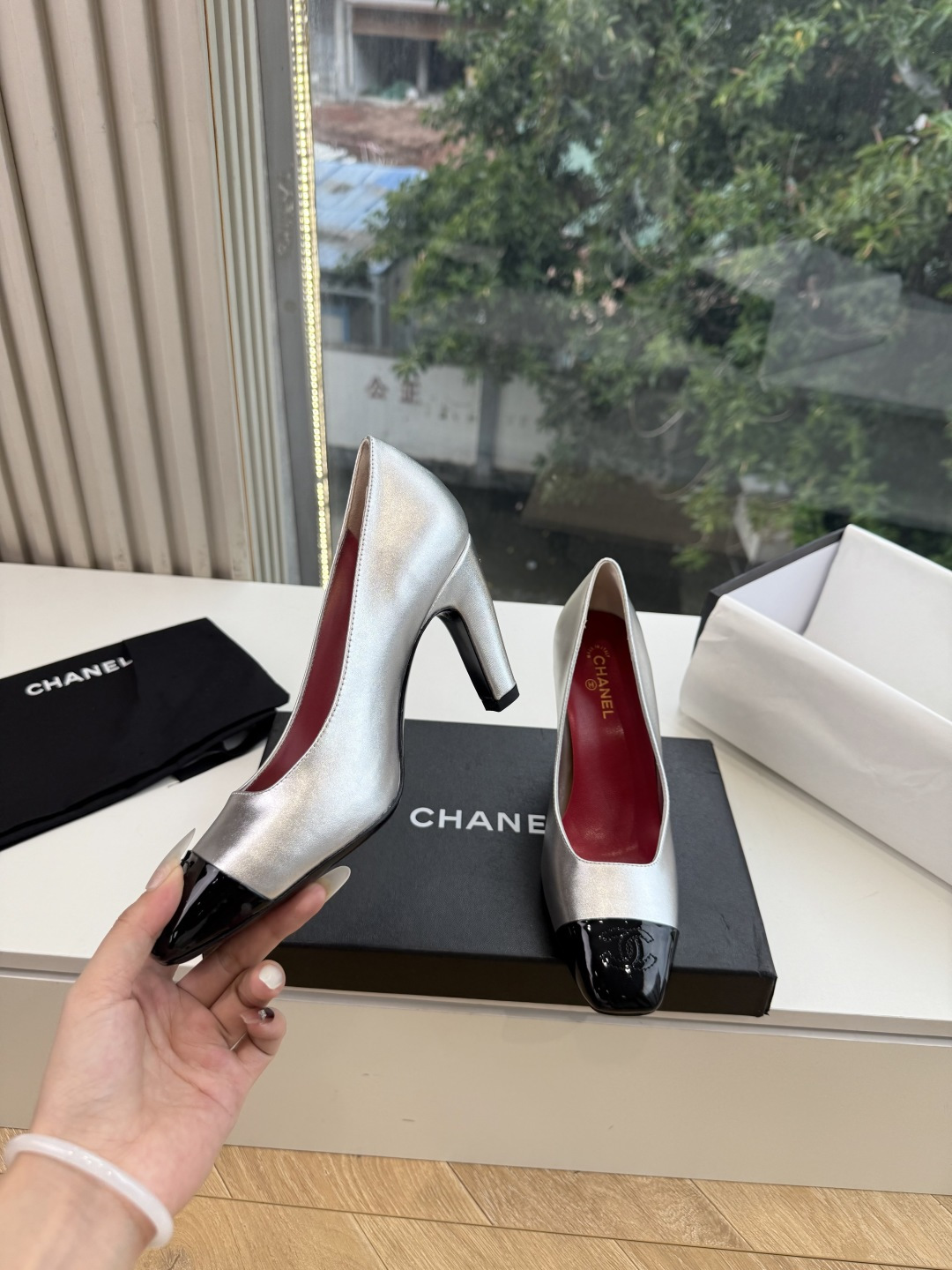 G238Chane*26ss新款玛丽珍单鞋高跟鞋凉鞋 温柔名媛的氛围感缓缓蔓延,圆润鞋头搭配精巧的小蝴蝶结,撞色方头贴标 G238Chane*26ss新款玛丽珍单鞋高跟鞋凉鞋 温柔名媛的氛围感缓缓蔓延,圆润鞋头搭配精巧的小蝴蝶结,撞色方头贴标