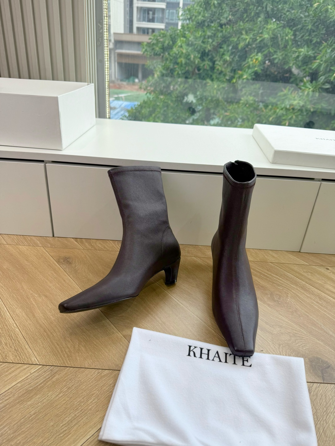 G213 Khait* 26ss春夏新款复古弹力尖头短靴 自带酷飒复古氛围感的西部风短靴,利落尖头修饰腿部线条,靴头精致 G213 Khait* 26ss春夏新款复古弹力尖头短靴 自带酷飒复古氛围感的西部风短靴,利落尖头修饰腿部线条,靴头精致