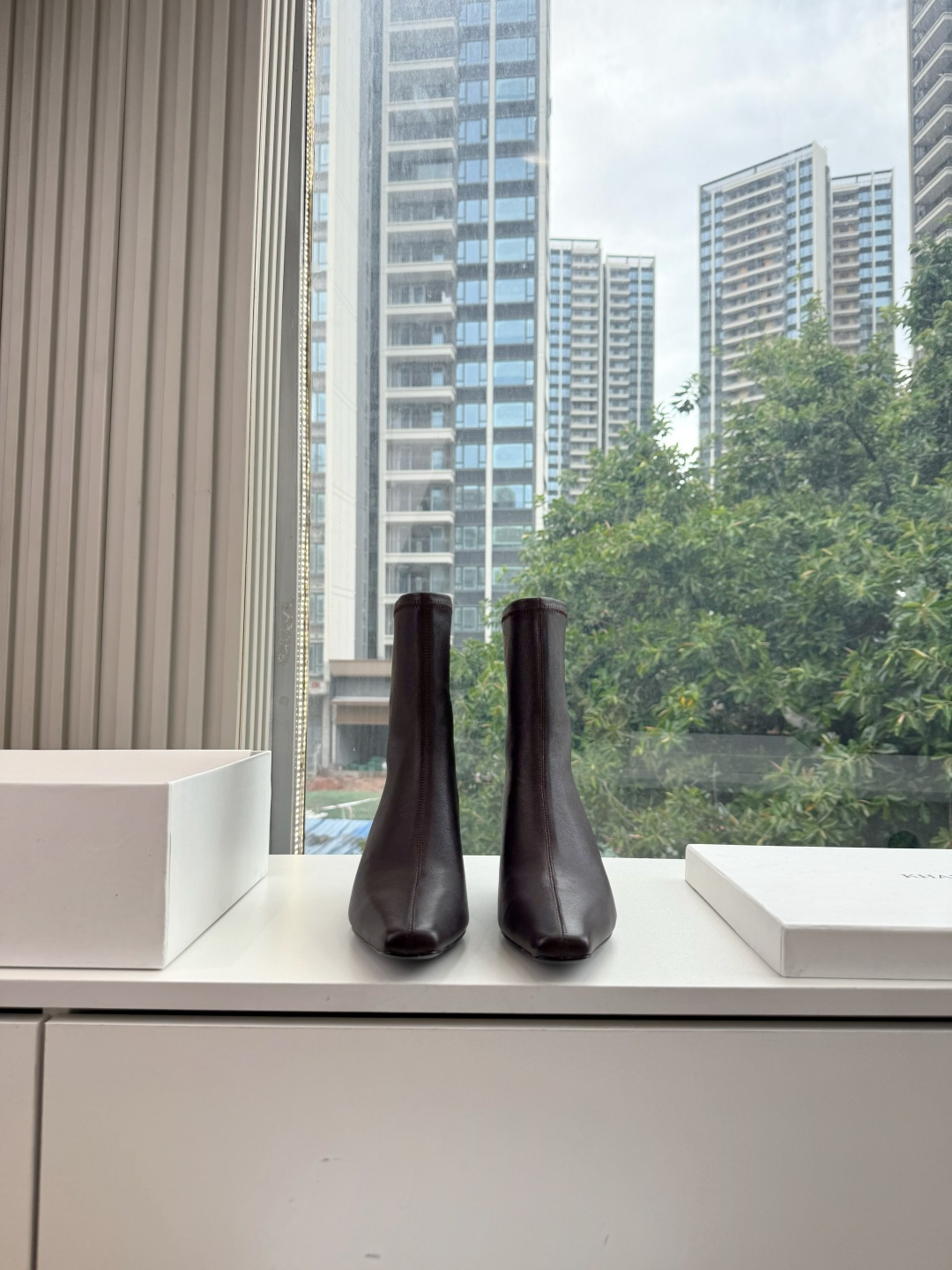 G213 Khait* 26ss春夏新款复古弹力尖头短靴 自带酷飒复古氛围感的西部风短靴，利落尖头修饰腿部线条，靴头精致