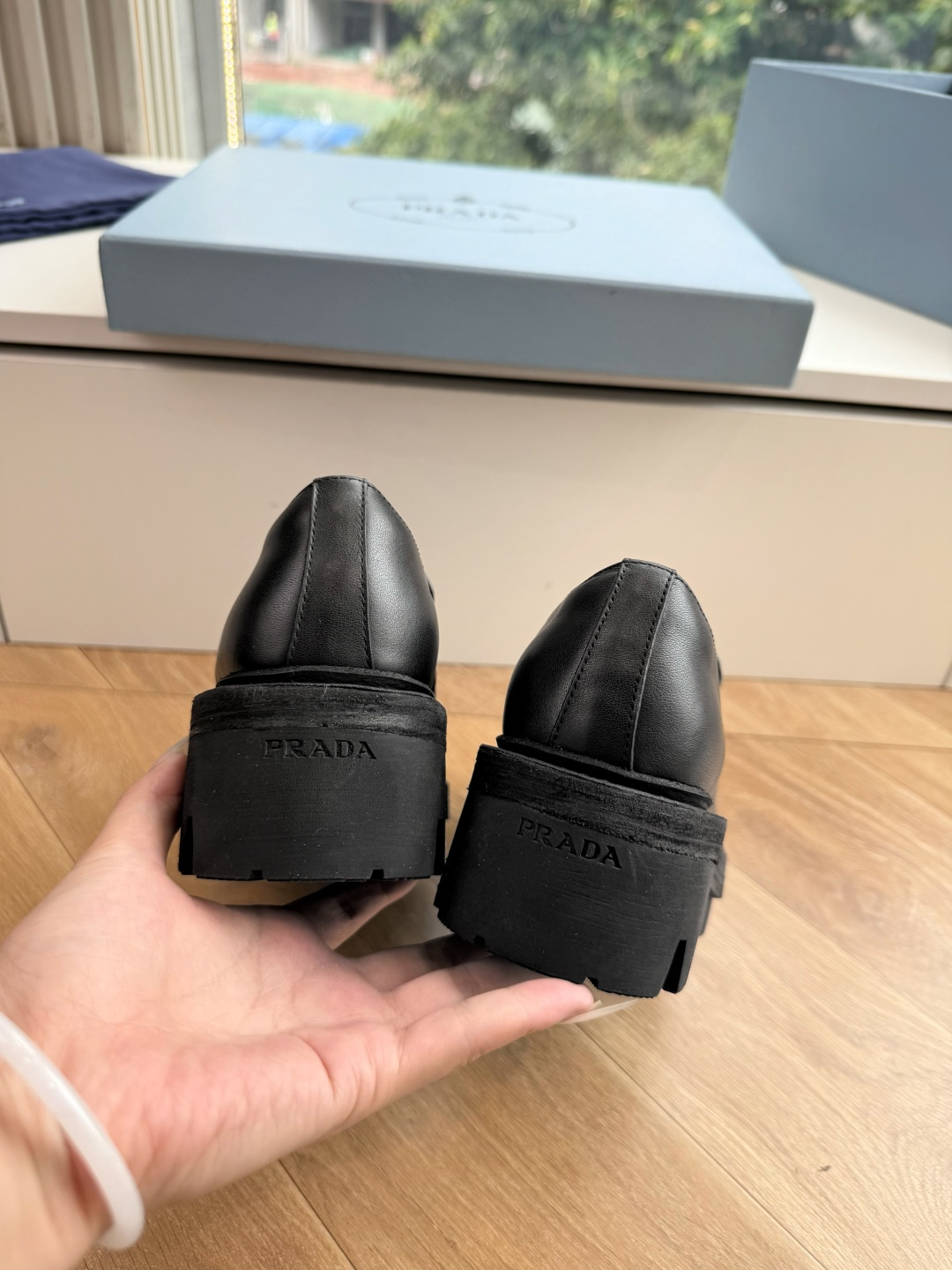 G021所见即所得prada普拉达最新款单鞋烫钻复古时髦鞋面,让整双鞋轻便舒适 鲜艳色彩 满足不同风格时髦人士的多种选择 G021所见即所得prada普拉达最新款单鞋烫钻复古时髦鞋面,让整双鞋轻便舒适 鲜艳色彩 满足不同风格时髦人士的多种选择