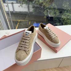 所见即所得G024Miu Miu 25新款走秀MiuMiu 饼干的休闲鞋秀场工艺来自Miu Miu系列的细节特写 新季的 所见即所得G024Miu Miu 25新款走秀MiuMiu 饼干的休闲鞋秀场工艺来自Miu Miu系列的细节特写 新季的