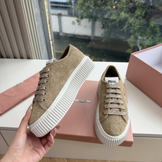 所见即所得G024Miu Miu 25新款走秀MiuMiu 饼干的休闲鞋秀场工艺来自Miu Miu系列的细节特写 新季的 所见即所得G024Miu Miu 25新款走秀MiuMiu 饼干的休闲鞋秀场工艺来自Miu Miu系列的细节特写 新季的