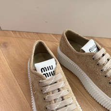 所见即所得G024Miu Miu 25新款走秀MiuMiu 饼干的休闲鞋秀场工艺来自Miu Miu系列的细节特写 新季的 所见即所得G024Miu Miu 25新款走秀MiuMiu 饼干的休闲鞋秀场工艺来自Miu Miu系列的细节特写 新季的