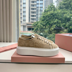 所见即所得G024Miu Miu 25新款走秀MiuMiu 饼干的休闲鞋秀场工艺来自Miu Miu系列的细节特写 新季的 所见即所得G024Miu Miu 25新款走秀MiuMiu 饼干的休闲鞋秀场工艺来自Miu Miu系列的细节特写 新季的