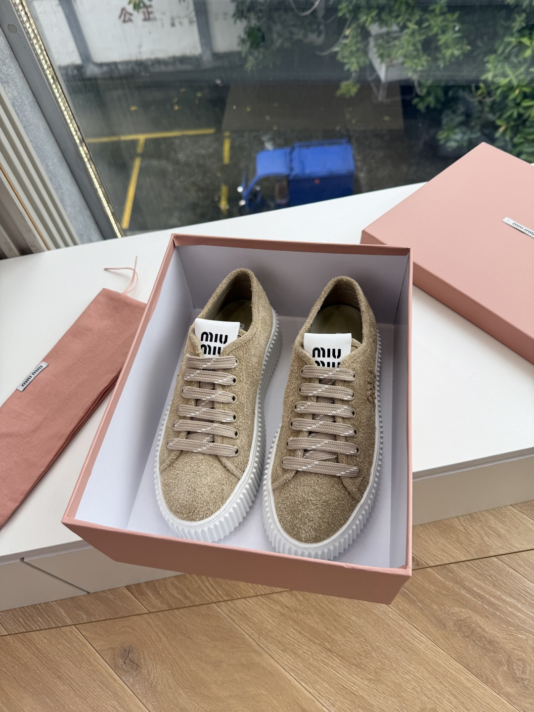 所见即所得G024Miu Miu 25新款走秀MiuMiu 饼干的休闲鞋秀场工艺来自Miu Miu系列的细节特写 新季的