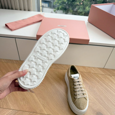 所见即所得G024Miu Miu 25新款走秀MiuMiu 饼干的休闲鞋秀场工艺来自Miu Miu系列的细节特写 新季的 所见即所得G024Miu Miu 25新款走秀MiuMiu 饼干的休闲鞋秀场工艺来自Miu Miu系列的细节特写 新季的