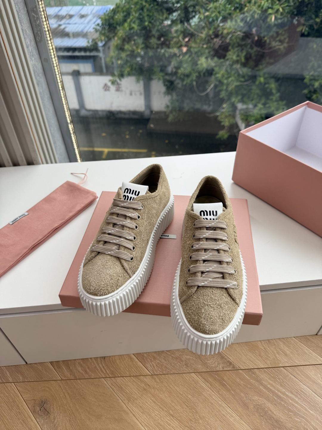 所见即所得G024Miu Miu 25新款走秀MiuMiu 饼干的休闲鞋秀场工艺来自Miu Miu系列的细节特写 新季的 所见即所得G024Miu Miu 25新款走秀MiuMiu 饼干的休闲鞋秀场工艺来自Miu Miu系列的细节特写 新季的
