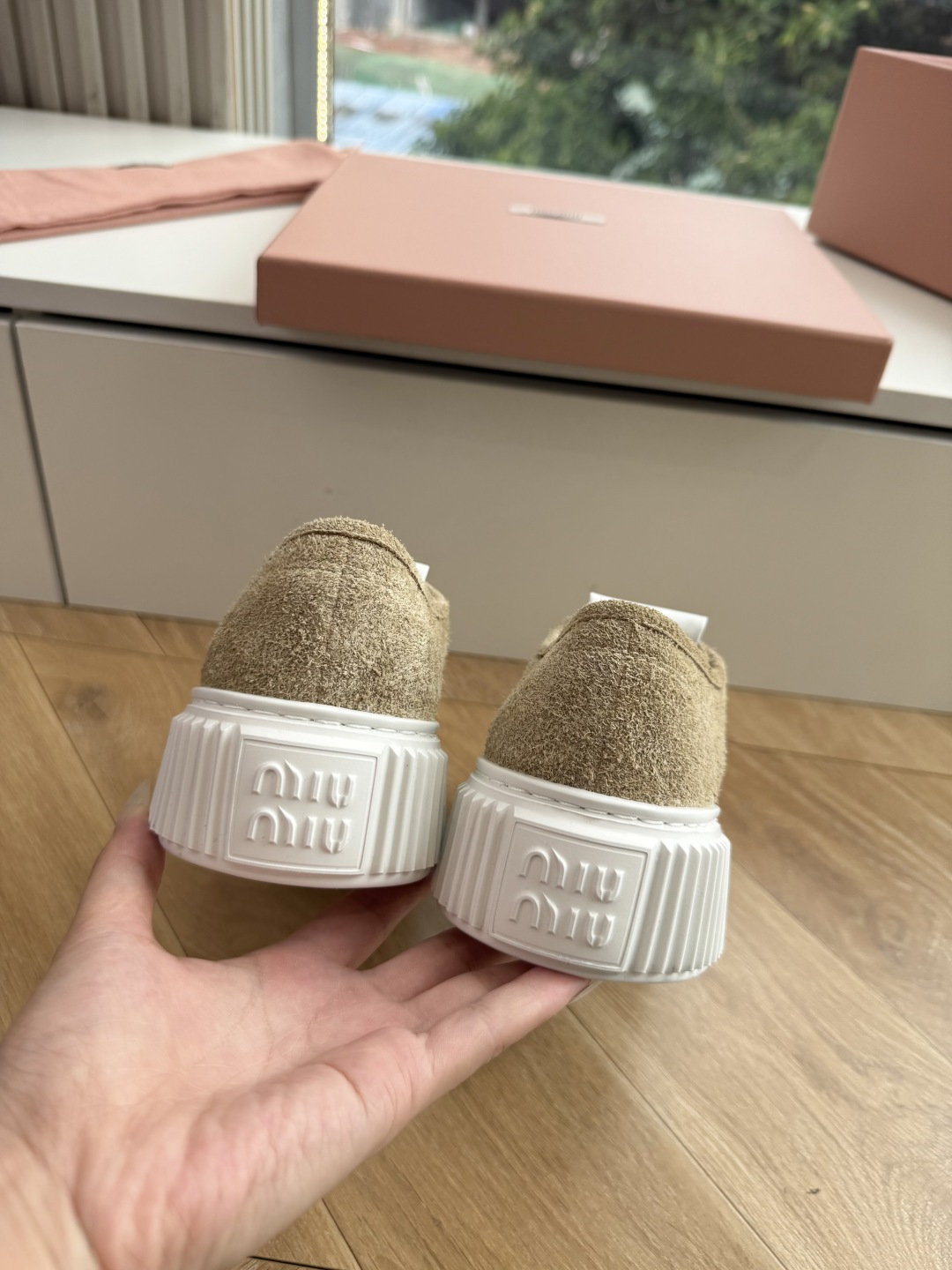所见即所得G024Miu Miu 25新款走秀MiuMiu 饼干的休闲鞋秀场工艺来自Miu Miu系列的细节特写 新季的 所见即所得G024Miu Miu 25新款走秀MiuMiu 饼干的休闲鞋秀场工艺来自Miu Miu系列的细节特写 新季的