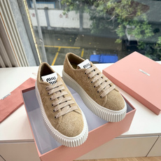 所见即所得G024Miu Miu 25新款走秀MiuMiu 饼干的休闲鞋秀场工艺来自Miu Miu系列的细节特写 新季的 所见即所得G024Miu Miu 25新款走秀MiuMiu 饼干的休闲鞋秀场工艺来自Miu Miu系列的细节特写 新季的
